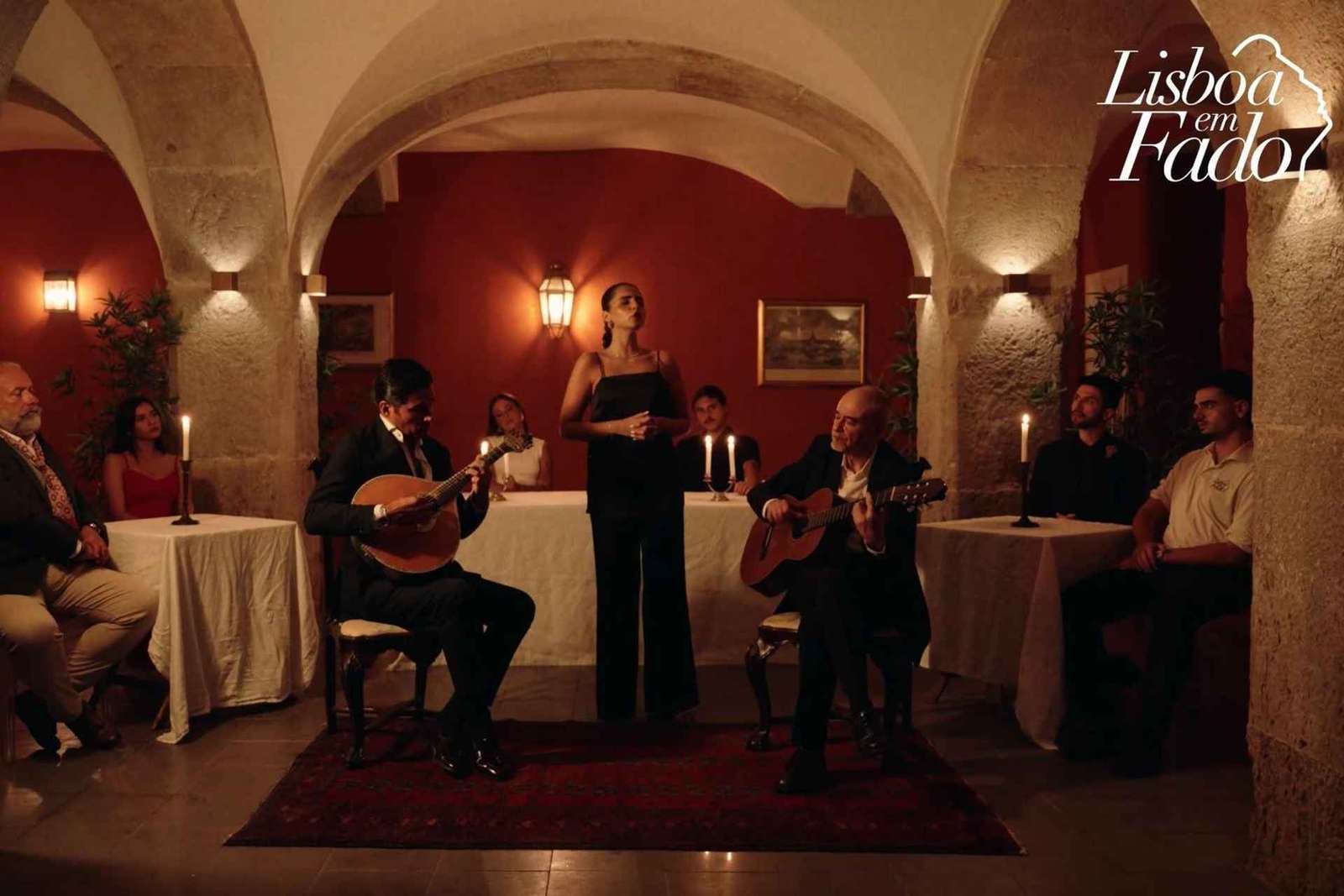 Lisbona: spettacolo serale intimo di musica fado dal vivo con vino Porto