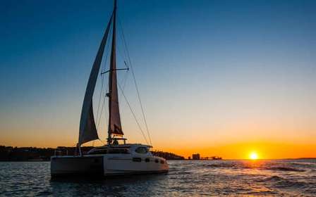 Lisbona: Crociera in catamarano al tramonto, bevande e musica