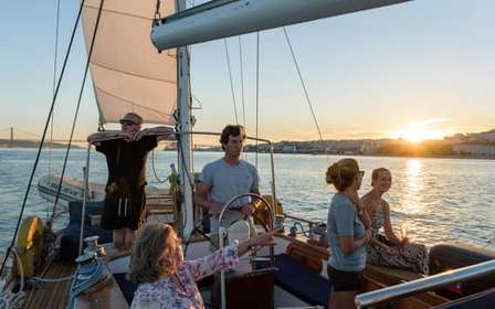 Lisbona: tour in barca a vela classica al tramonto con vino e tapas