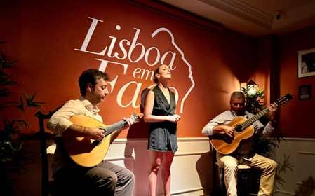 Lisbona: spettacolo serale intimo di musica fado dal vivo con vino Porto