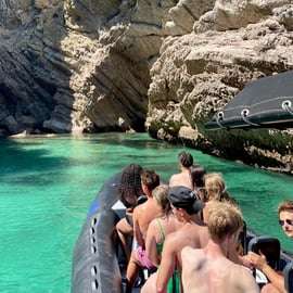 Sesimbra: Tour in barca delle spiagge e delle grotte di Arrábida con snorkeling