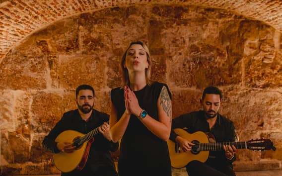 Lisbona: Spettacolo di Fado con vino in un luogo storico