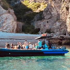 Sesimbra: Tour in barca delle spiagge e delle grotte di Arrábida con snorkeling