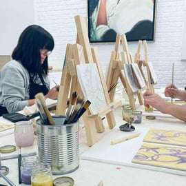 Dipingi la tua piastrella e crea il tuo pezzo unico in una galleria d'arte a Lisbona