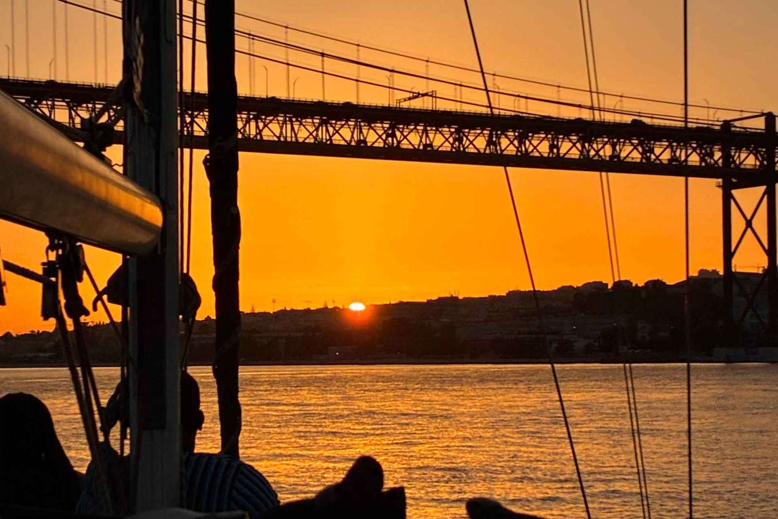 Tramonto a bordo di una barca a vela a Lisbona!