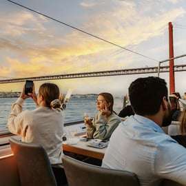 Lisbona: Crociera al tramonto sul fiume Tejo con drink di benvenuto