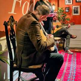 Lisbona: spettacolo serale intimo di musica fado dal vivo con vino Porto