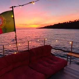 Cascais: crociera al tramonto a Lisbona con open bar
