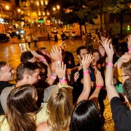 Lisbona: Pub Crawl con Open Bar, shot e ingresso al club VIP
