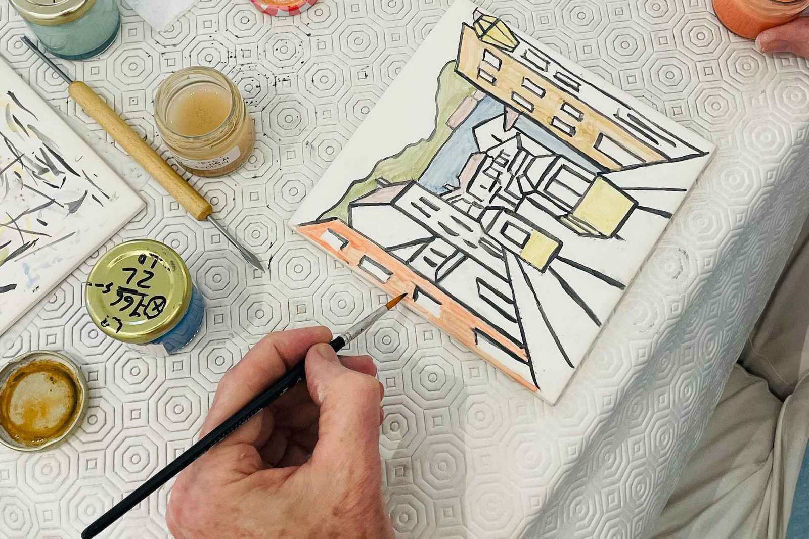 Dipingi la tua piastrella e crea il tuo pezzo unico in una galleria d'arte a Lisbona