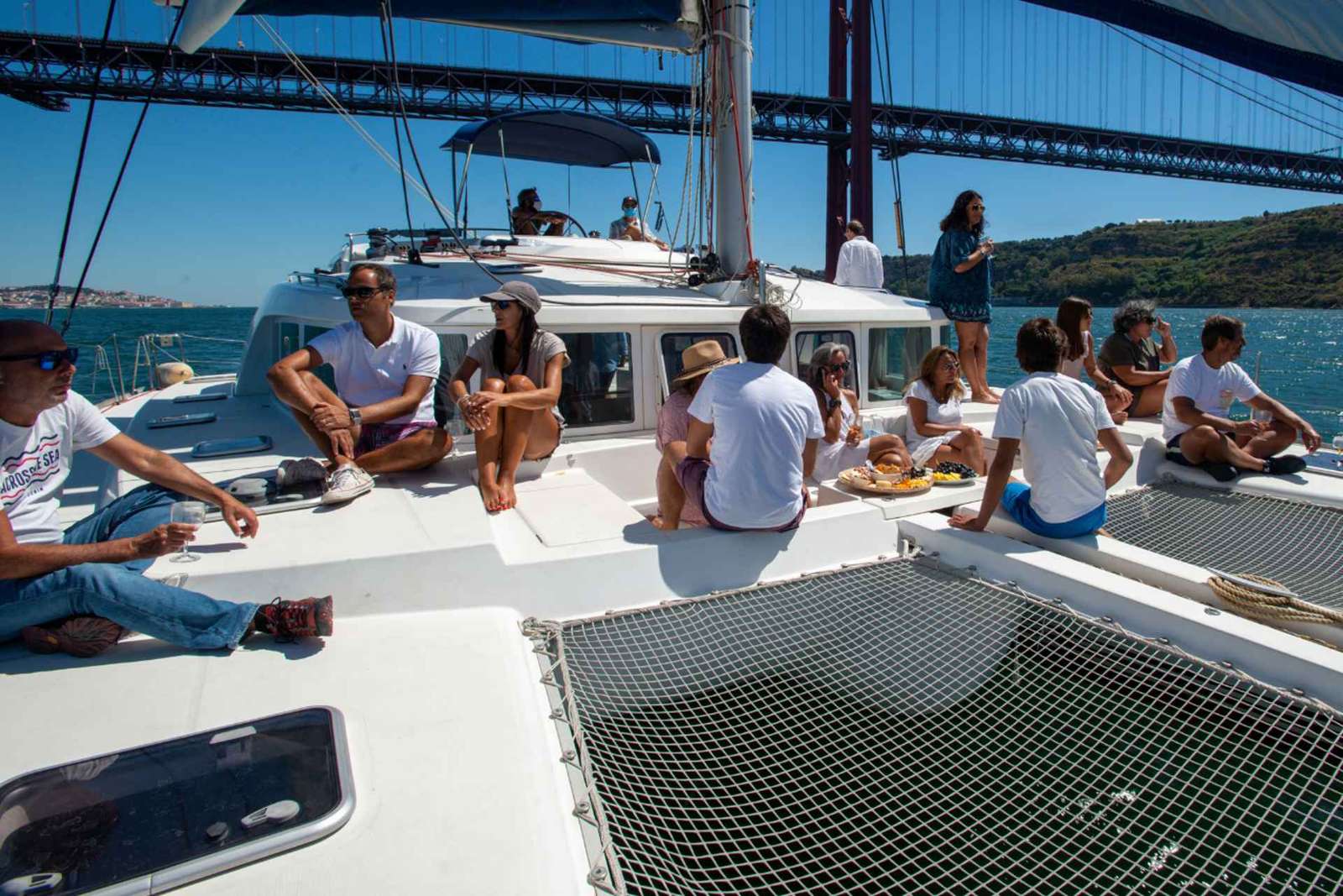 Lisbona: Crociera in catamarano al tramonto con drink di benvenuto