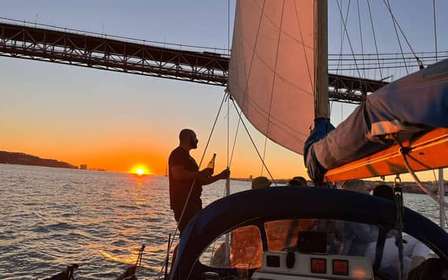 Lisbona: Tour in barca a vela al tramonto con drink