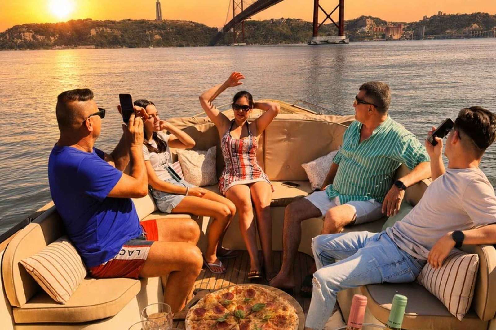 Accogliente crociera in barca al tramonto a Lisbona con open bar e pizza