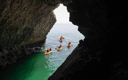 Da Lisbona: Tour per piccoli gruppi in kayak del parco di Arrabida