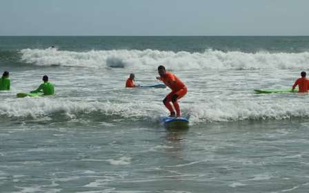 Sintra: lezione di surf di gruppo di 2 ore a Praia Grande