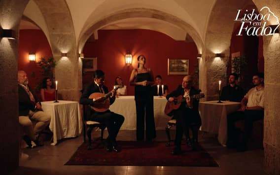 Lisbona: spettacolo serale intimo di musica fado dal vivo con vino Porto