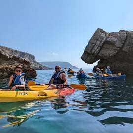Sesimbra: tour guidato in kayak del parco naturale di Arrabida e delle grotte