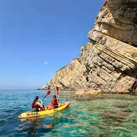 Da Lisbona: Tour per piccoli gruppi in kayak del parco di Arrabida