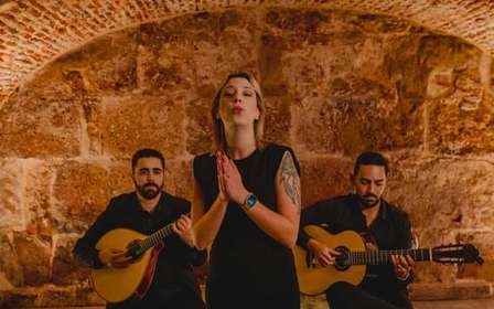 Lisbona: Spettacolo di Fado con vino in un luogo storico