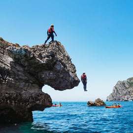 Lisbona: Avventura di coasteering nel Parco Naturale di Sesimbra/Arrábida