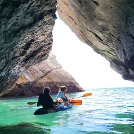 Sesimbra: tour guidato in kayak del parco naturale di Arrabida e delle grotte