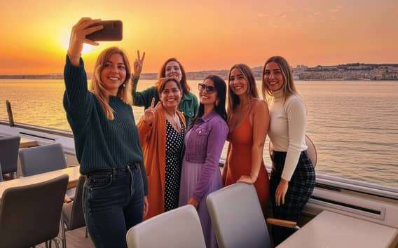 Lisbona: Crociera al tramonto sul fiume Tejo con drink di benvenuto
