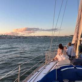Lisbona: navigazione al tramonto con vino portoghese e snack (gruppo piccolo)