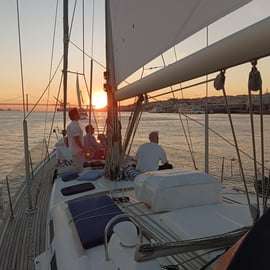 Lisbona: giro in barca a vela al tramonto in piccolo gruppo con vino e stuzzichini
