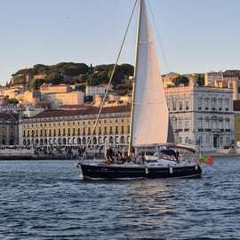 Lisbona: giro in barca a vela al tramonto in piccolo gruppo con vino e stuzzichini
