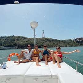 Lisbona: Tour privato in catamarano di lusso con drink di benvenuto