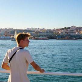 Lisbona: Tour in barca sul fiume Tago con una bevanda inclusa