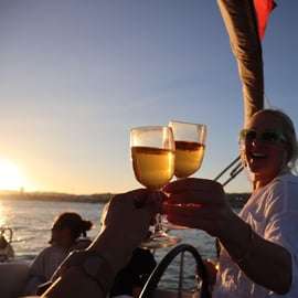 Lisbona: tour in barca a vela al tramonto, vino e storia (max 10)