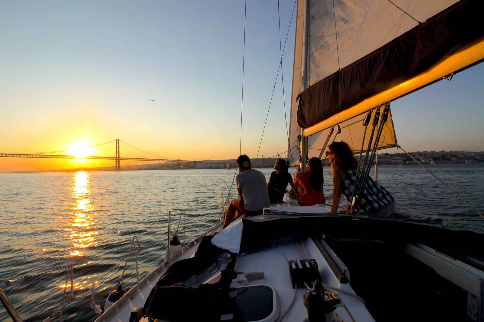 Vai in barca a vela - Tour di Lisbona in barca a vela con vino e spuntini