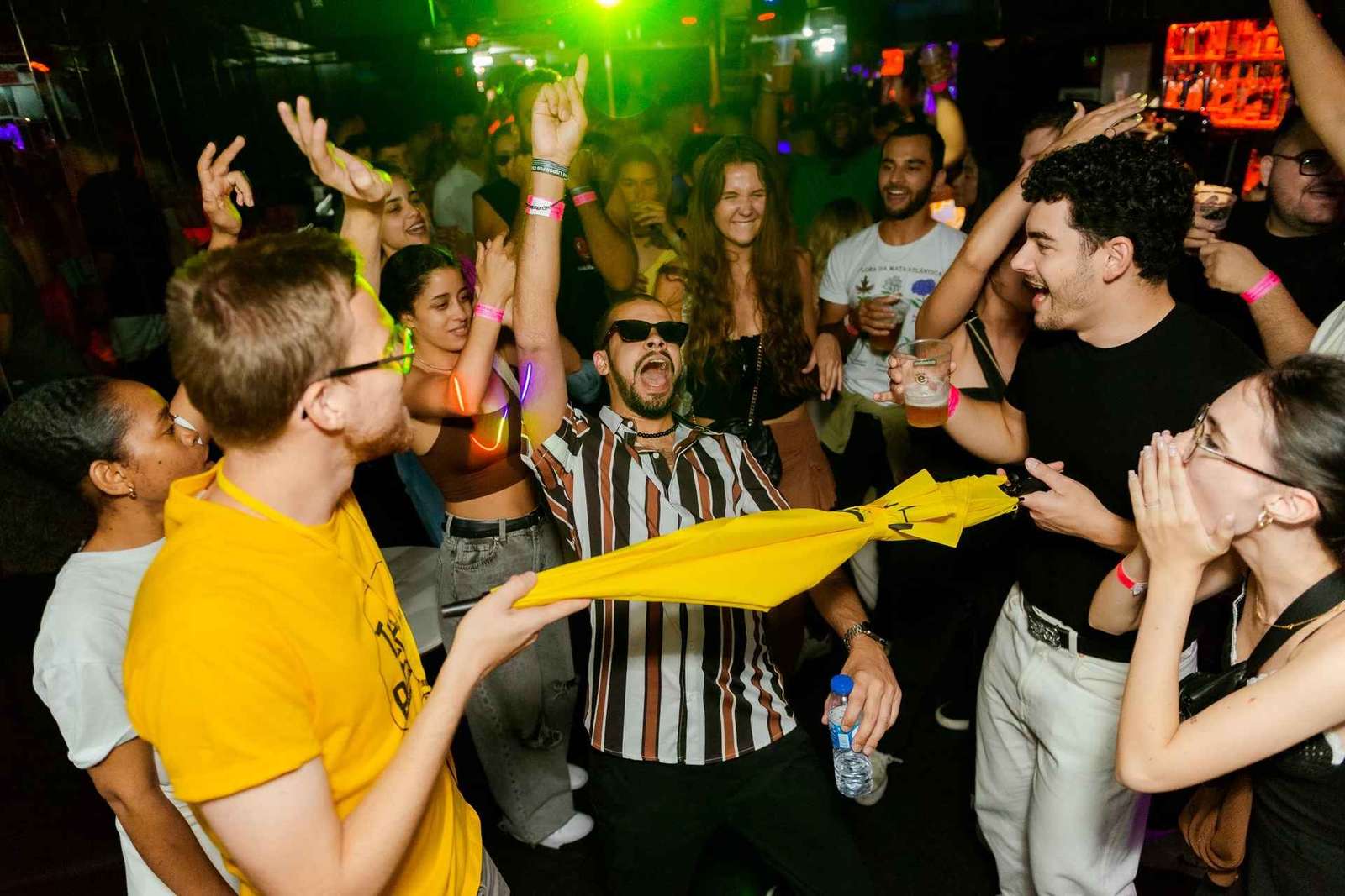 Lisbona: Pub Crawl con Open Bar, shot e ingresso al club VIP