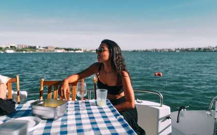 Lisbona: Tour privato in catamarano di lusso con drink di benvenuto