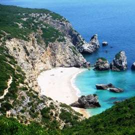 Sesimbra: spiaggia di Ribeiro Cavalo, grotte e tour in kayak di Arrábida