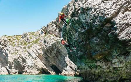 Lisbona: Avventura di coasteering nel Parco Naturale di Sesimbra/Arrábida