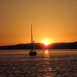 Cascais: Gita in barca al tramonto con drink di benvenuto