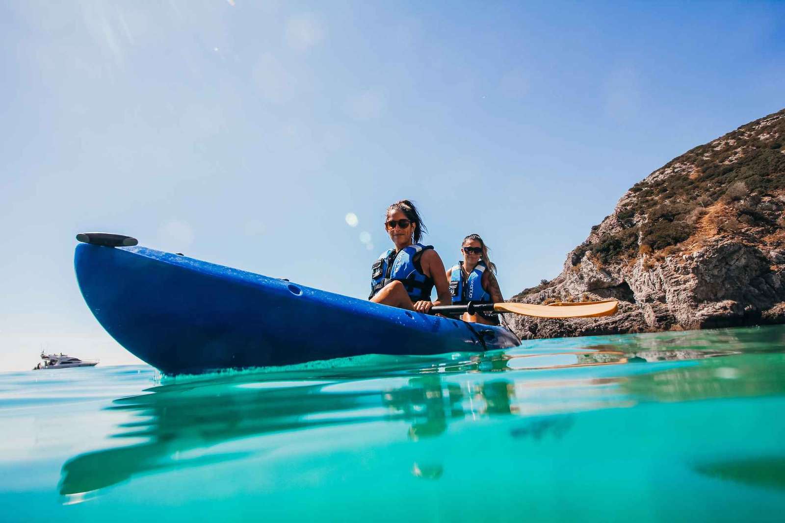 Sesimbra: tour guidato in kayak del parco naturale di Arrabida e delle grotte