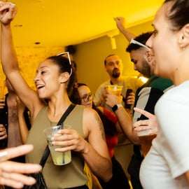 Lisbona: Pub Crawl con Open Bar, shot e ingresso al club VIP