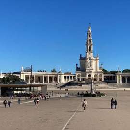 Da Lisbona: Tour di Fátima, Batalha, Nazaré e Obidos in van