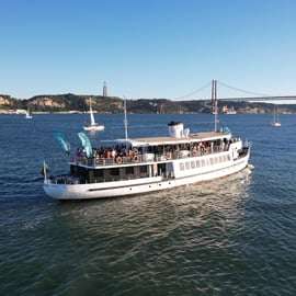 Lisbona: Tour in barca al tramonto con musica e bevande