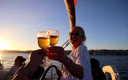 Lisbona: tour in barca a vela al tramonto, vino e storia (max 10)
