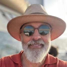 Lisbona: tour in barca a vela al tramonto, vino e storia (max 10)