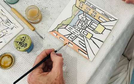 Dipingi la tua piastrella e crea il tuo pezzo unico in una galleria d'arte a Lisbona