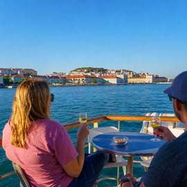 Lisbona: Tour in barca sul fiume Tago con una bevanda inclusa