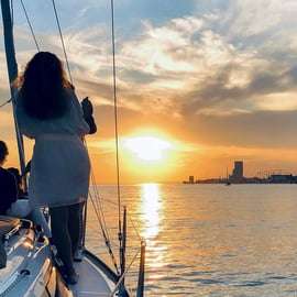 Lisbona: Crociera privata al tramonto sul fiume Tago su una barca di lusso