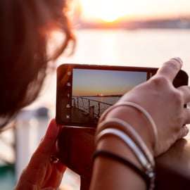 Lisbona: Tour al tramonto sul fiume Tago con spuntini e bevande