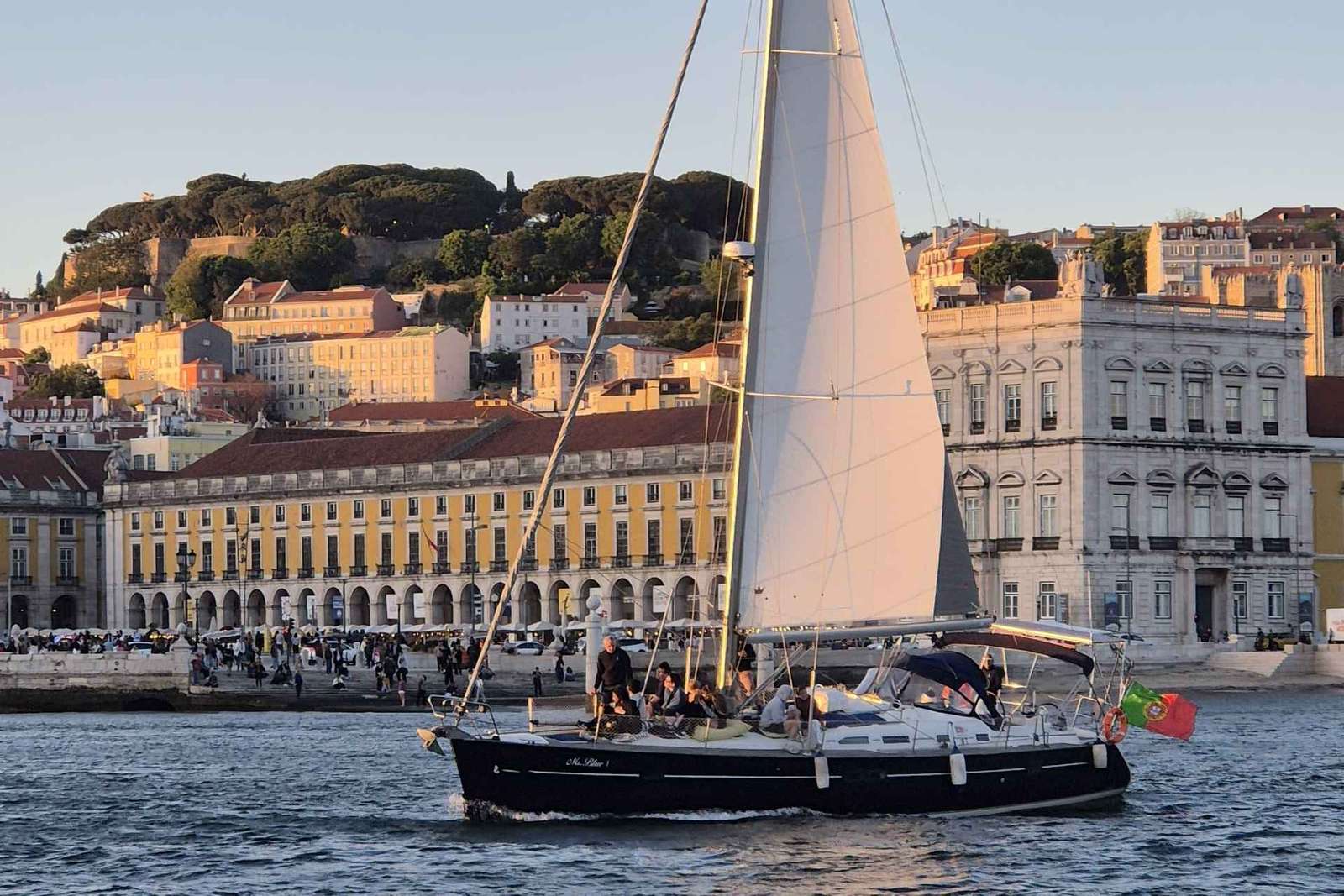 Lisbona: giro in barca a vela al tramonto in piccolo gruppo con vino e stuzzichini