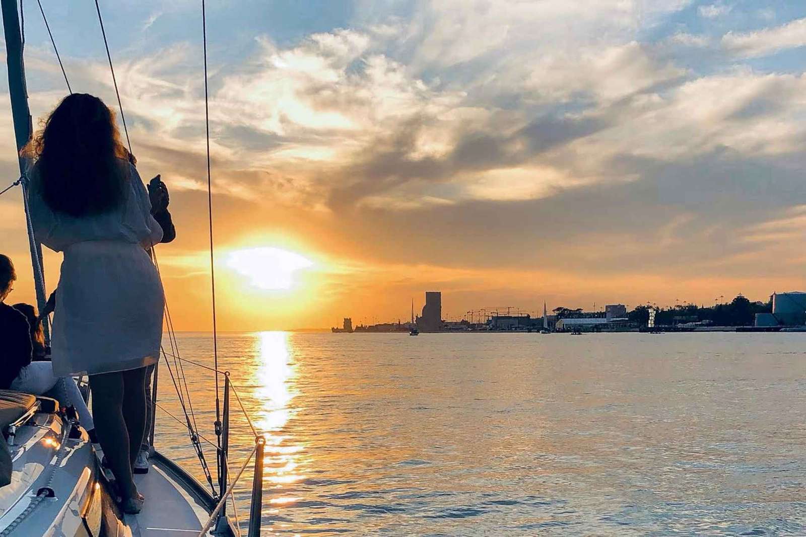 Lisbona: Crociera privata al tramonto sul fiume Tago su una barca di lusso